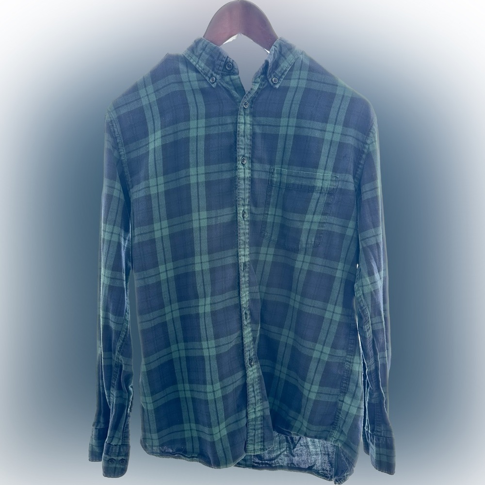 Men’s large Uniqlo button-down shirt in Buffalo blue/green plaid. Buttoned cuff.